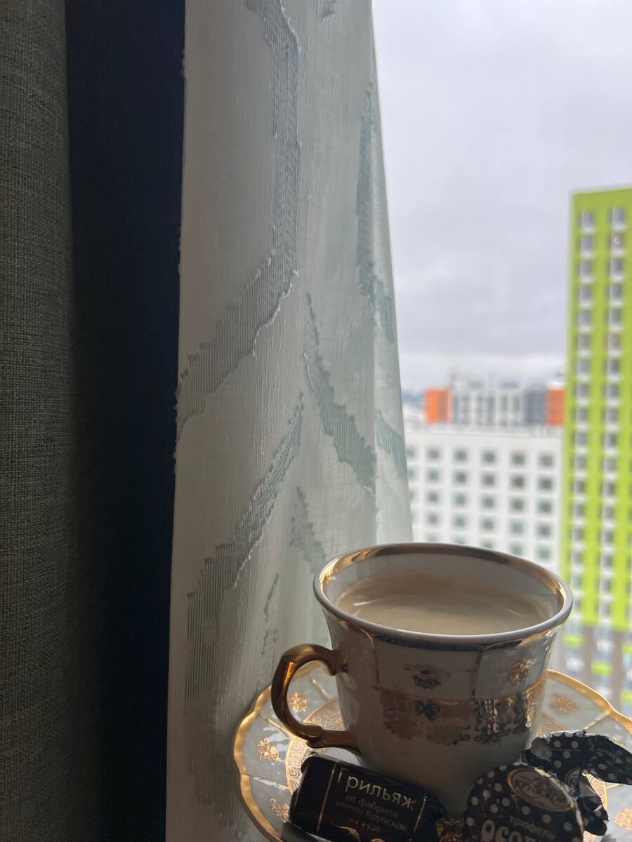 Тихая чашка двойного эспрессо с молоком и питерскими конфетами. 28 декабря 2025 года. Из личного архива автора. 