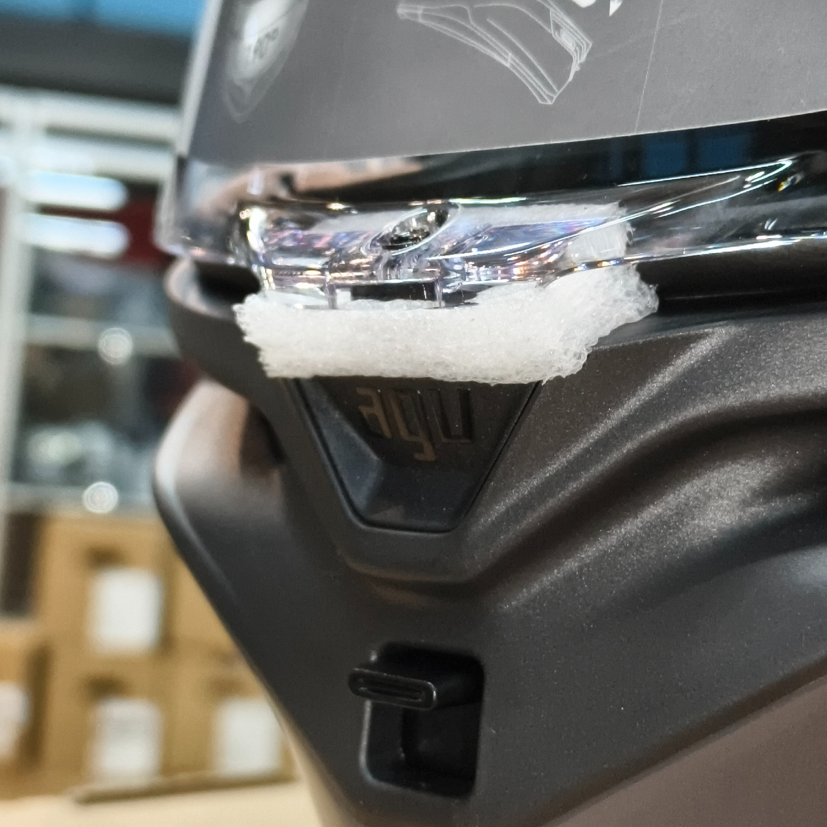 Кнопка фияксации визора