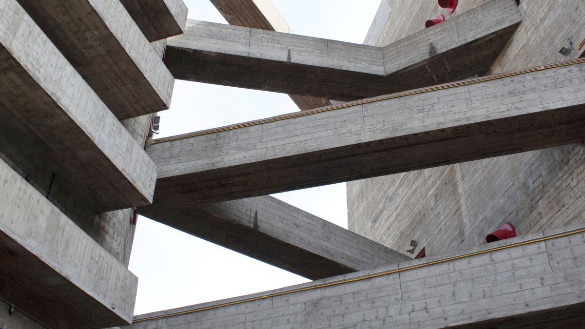 Архитектурный комплекс SESC Pompeia в Сан-Паулу, Бразилия, спроектированный архитектором Линой Бо Барди.