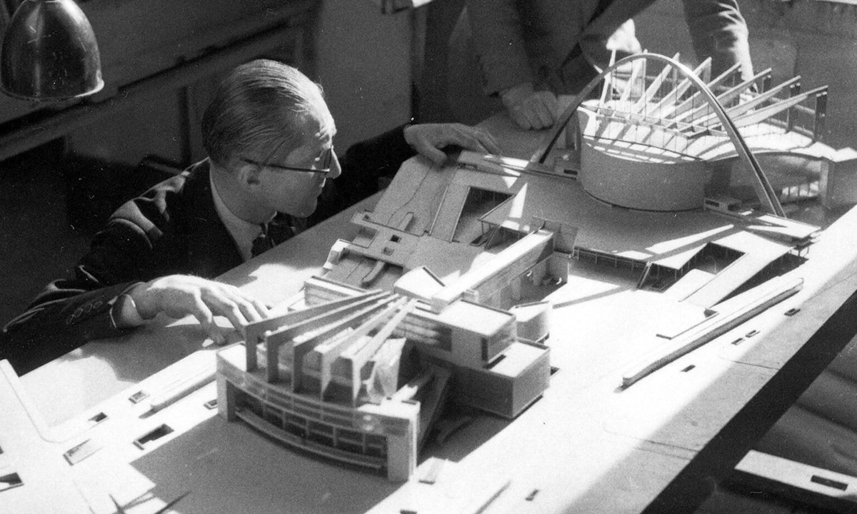 Ле Корбюзье (слева) с ассистентом за работой над макетом конкурсного проекта Дворца Советов в Москве. 1931 год.
Фото: Fondation Le Corbusier.