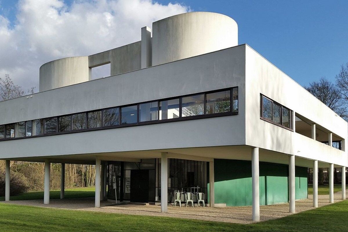 Вилла Савой (Villa Savoye) — загородный дом в предместье Парижа, спроектированный Ле Корбюзье для промышленника Пьера Савой. 1929–1930 годы.