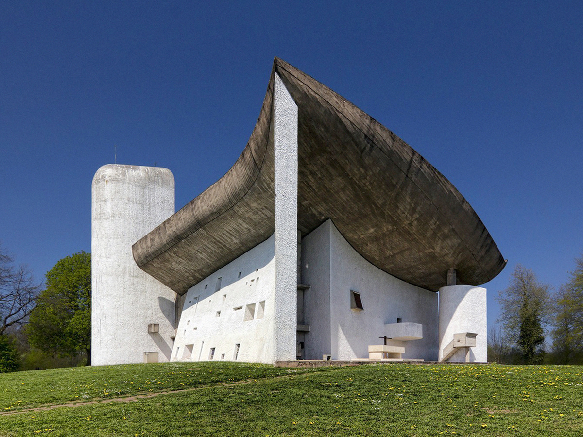 Собор Notre-Dame-du-Haut — храм в Роншане, спроектированный Ле Корбюзье. 1950-е годы.