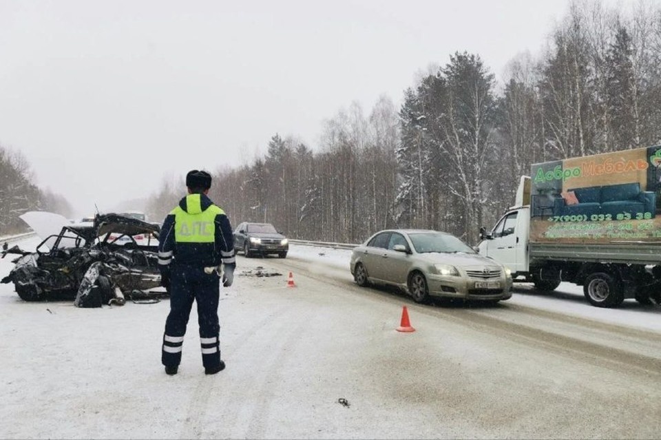    Машина разбилась вдребезги. Фото: Госавтоинспекция Свердловской области