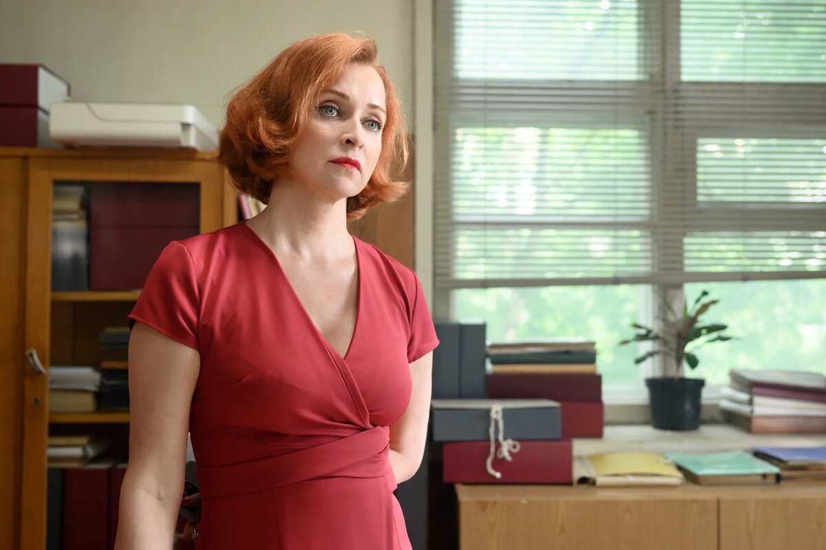 Екатерина Стулова в роли Натальи, начальника отдела кадров.