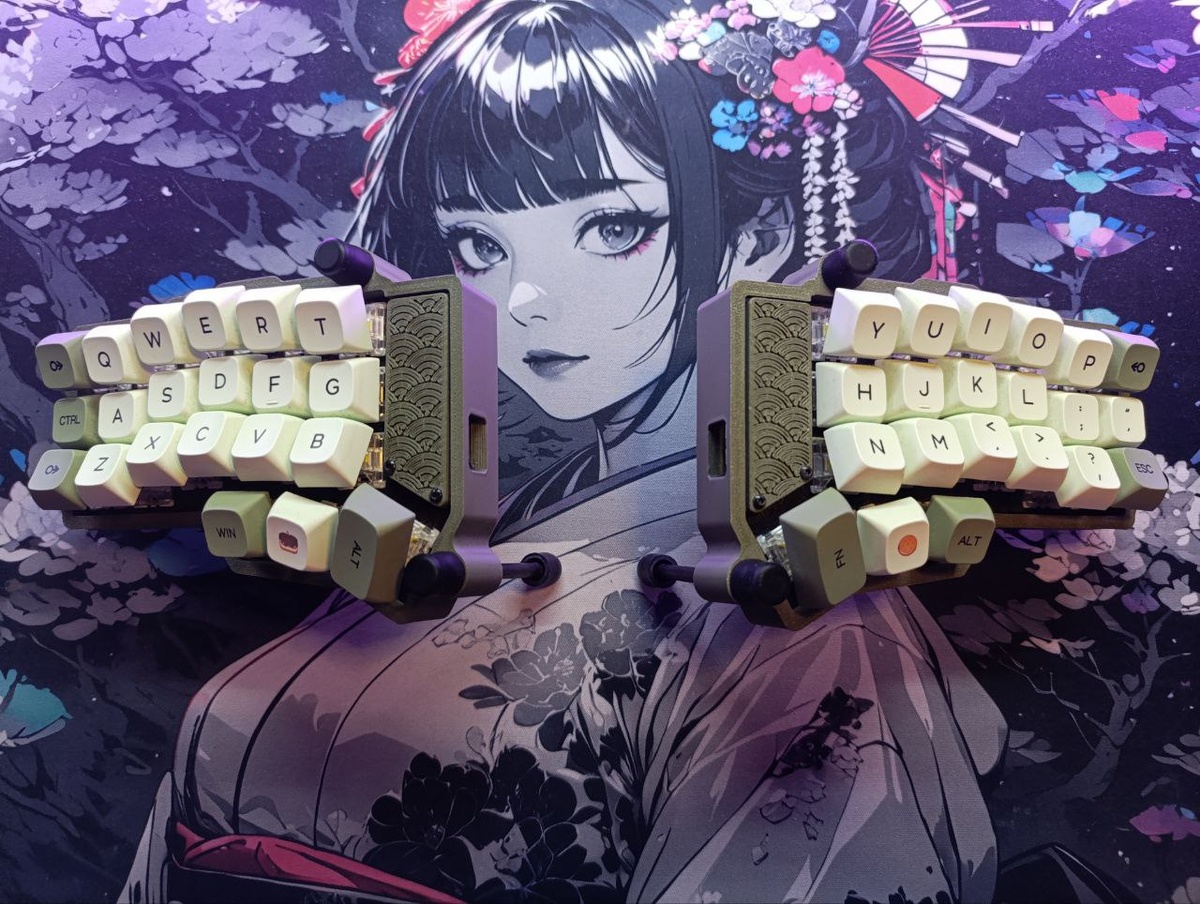 Corne с установленными модификациями на наклонные кейкапы и тентингом (наклонными ножками). И фотография, и представленная на ней клавиатура, созданы лично мной.