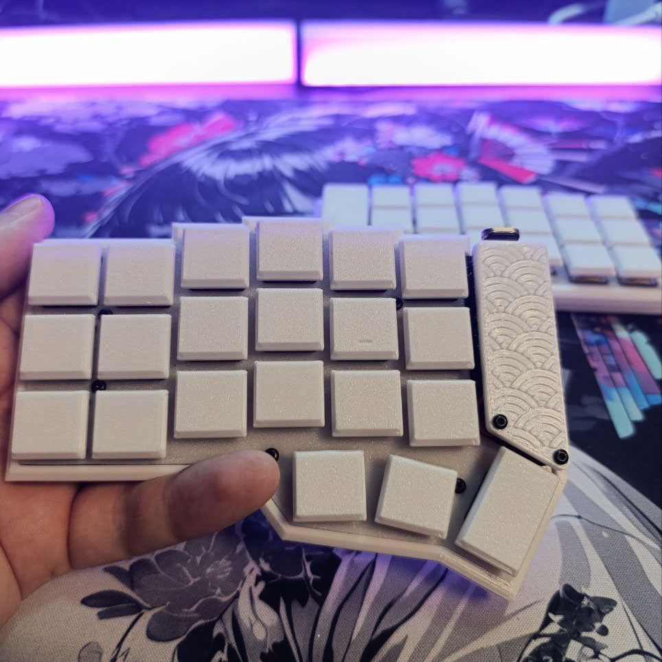 Та же модель, но уже выполненная в низкопрофильном корпусе. Кейкапы и свитчи - соответствующие. Фотография и клавиатура на ней изготовлены лично мной.