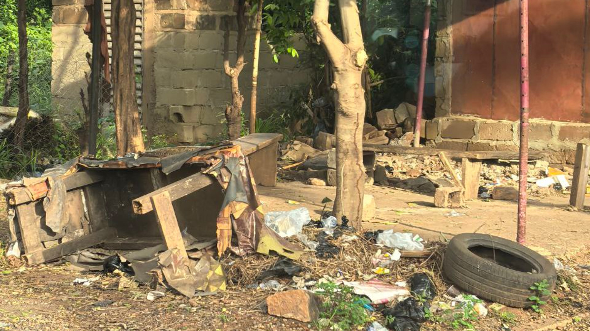 Свалка мусора буквально через дорогу от отеля Radisson Blu.