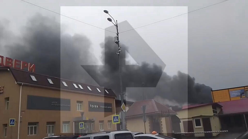     Пожар охватил автосервис в Сочи на площади 1000 "квадратов" РЕН ТВ