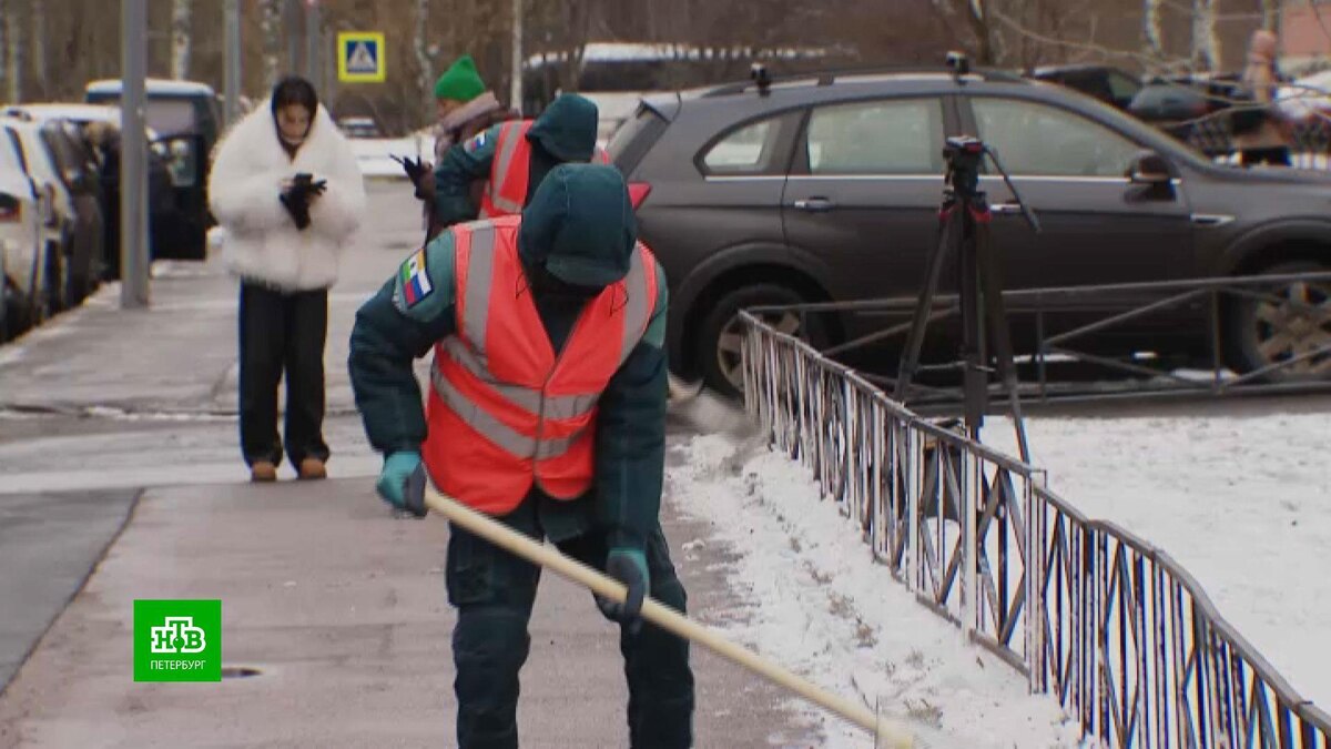    Уборка международного уровня: на улицы Петербурга вышли дворники из Индии