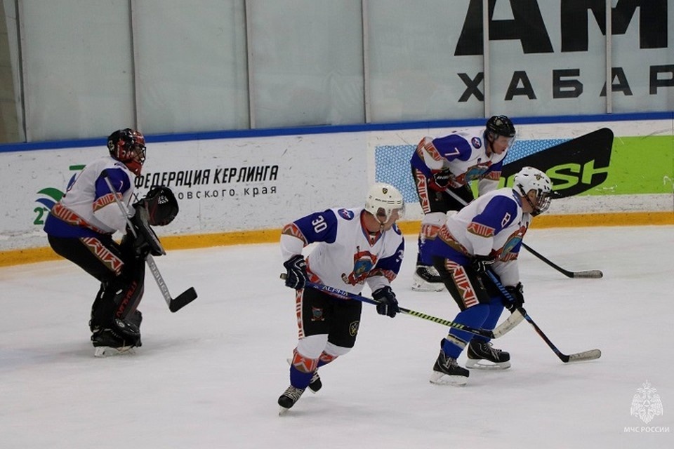    В Хабаровске спасатели МЧС отметили профессиональный праздник победой в хоккее Фото: ГУ МЧС России по Хабаровскому краю