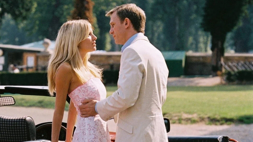 Актерским дебютом Сиенны Миллер стала роль в фильме «Южный Кенсингтон» 2001 года. Популярной актриса стала в 2004 году после съемок в картинах «Слоеный торт» (кадр на фото) и «Красавчик Алфи, или Чего хотят мужчины».📷Фото: Marv Films