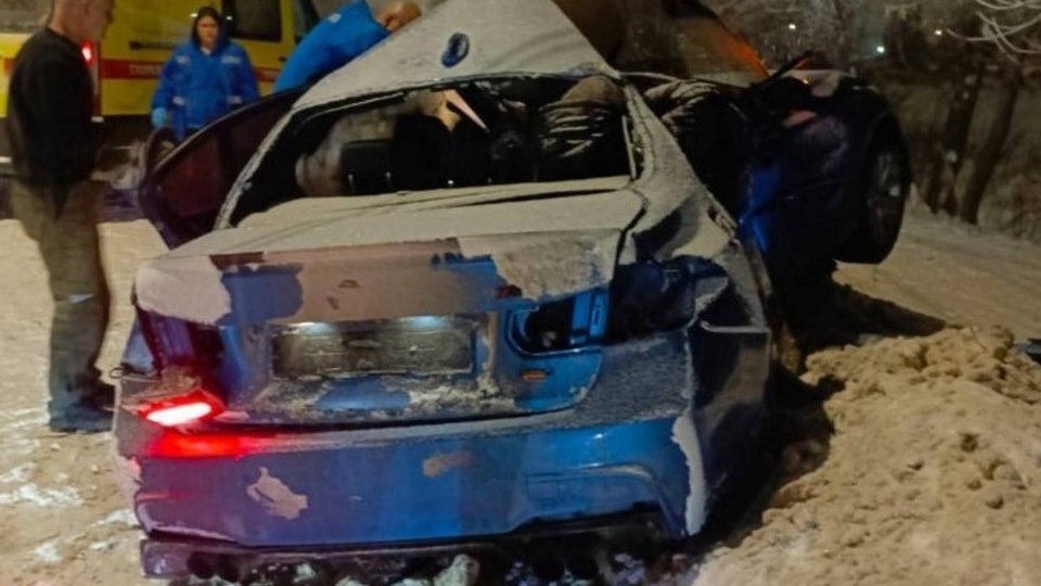 После столкновения с опорой в Стерлитамаке погиб пассажир иномарки