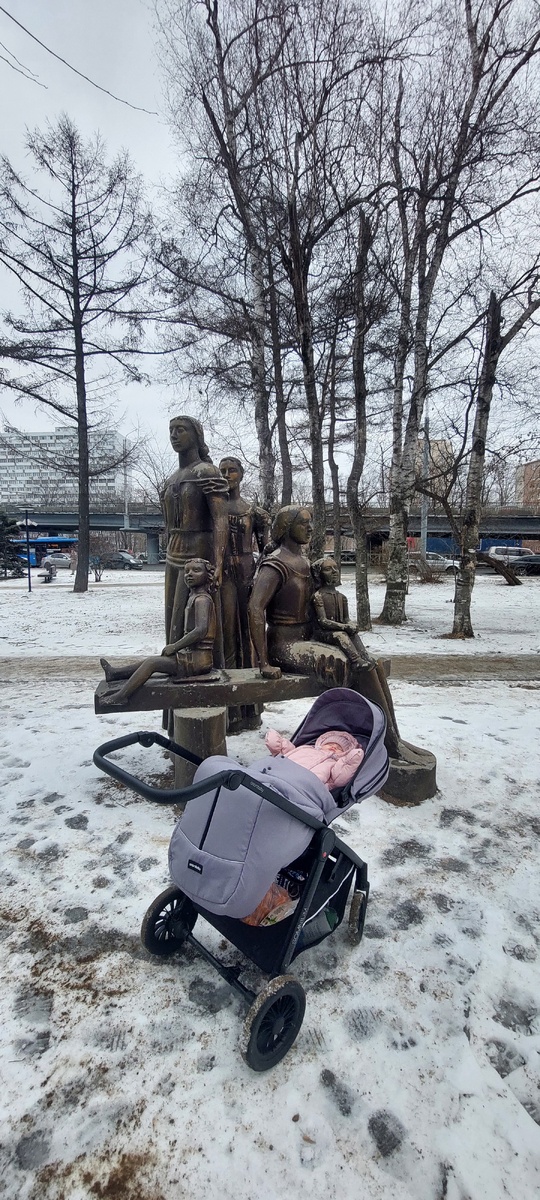 Не представляю, как будем гулять с коляской, когда льда станет ещё больше. Неужели проведём каникулы дома?