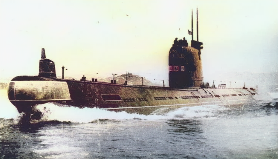 Вот такая подводная лодка 641 проекта может заправиться "под завязку" 464 тоннами дизтоплива.  Фото: Pinterest