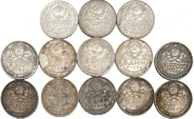 Серебряные рубли на бумаге.