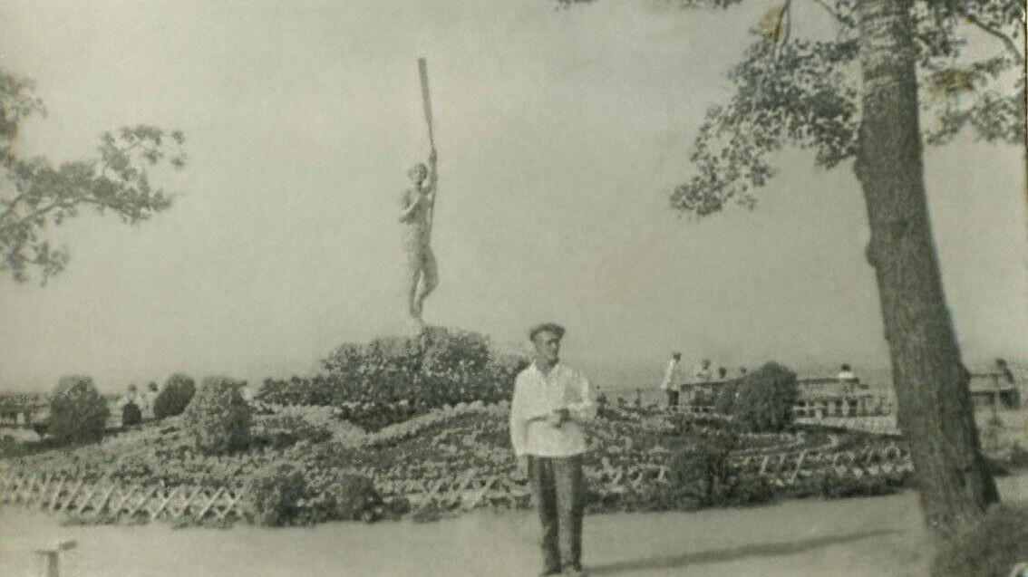    Раньше на месте Чкалова была женщина с веслом   pastvu.com М.Коледникова