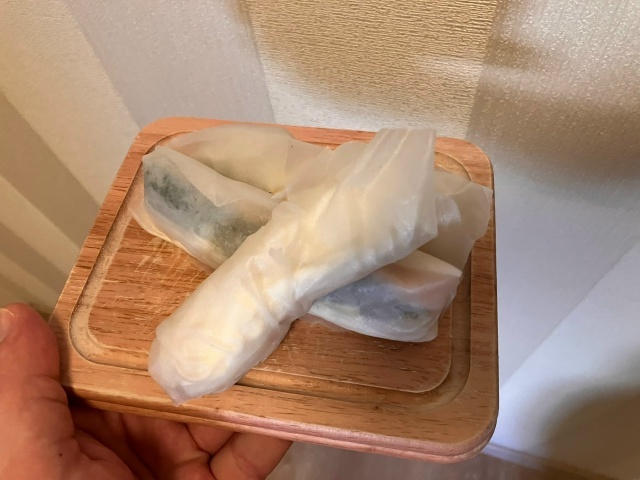 Ролл с креветкой в рисовой бумаге