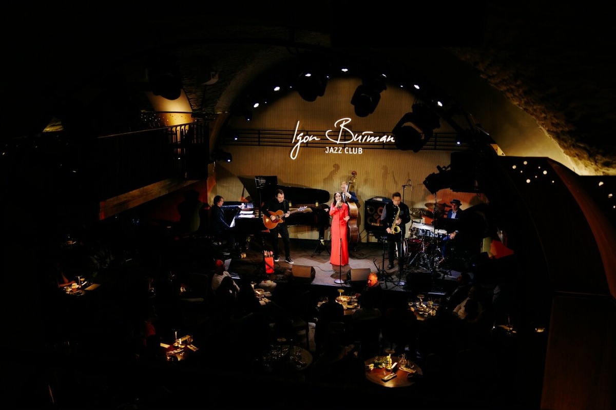 В каждую новогоднюю ночь здесь готовят специальную программу с разными хедлайнерами. Фото: Сообщество «Джаз-клуб Игоря Бутмана в Санкт-Петербурге» / «ВКонтакте»