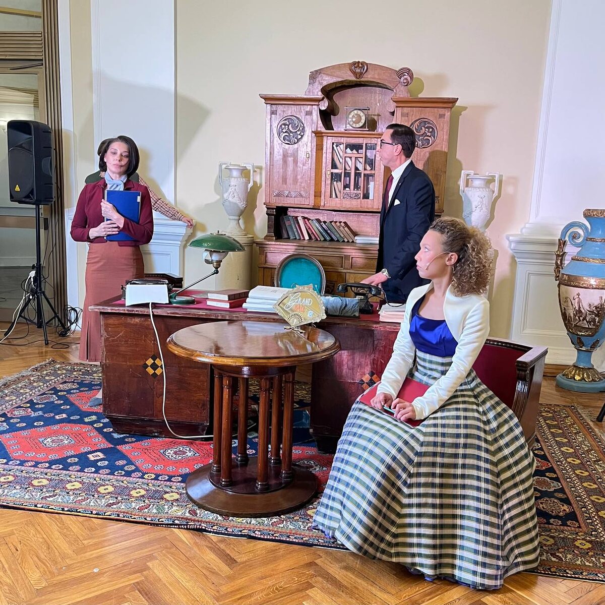 На "Балу в Карнавальную ночь" - часть иммерсивного представления в фойе 2-го этажа. В роли ведущего - Роман Богданов