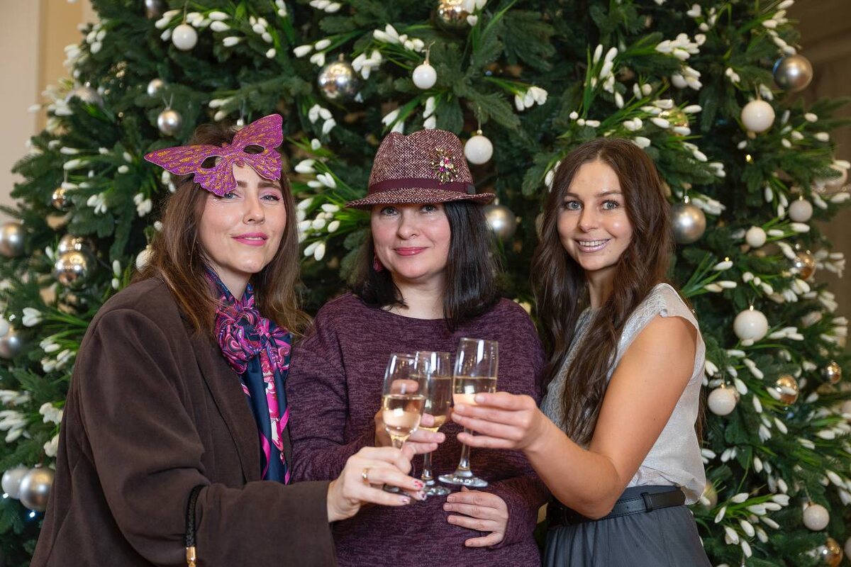 У главной елки театра. Елка оформлена в стиле "Двенадцать месяцев". Фото: Яна Булаш