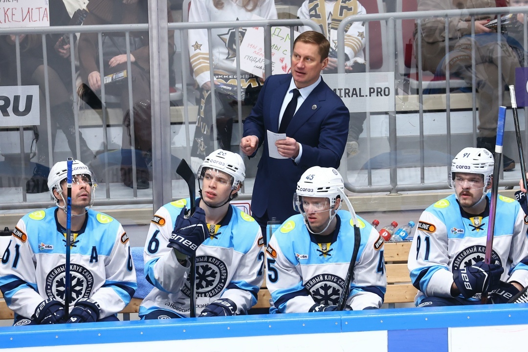    Исполняющий обязанности главного тренера ХК «Сибирь» Ярослав Люзенков (в центре).