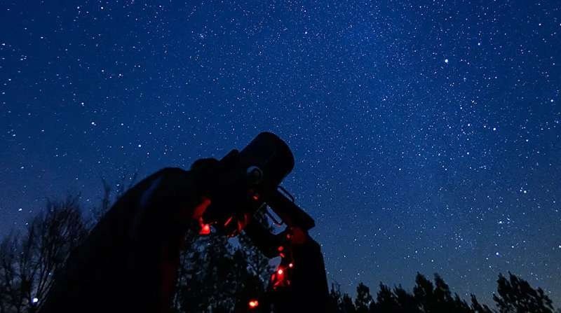    Сложно найти черную кошку в темной комнате. Черную дыру в темном (да и в светлом) небе — вообще нельзя. Черные дыры существуют за пределами возможностей ученых увидеть их даже в самые совершенные телескопы. Вместо этого исследователи должны «прислушиваться» к свидетельствам их активности с помощью гравитационных детекторов, таких как LIGO и LISA. Новое исследование помогает лучше понять, как черные дыры взаимодействуют с окружающим их пространством.