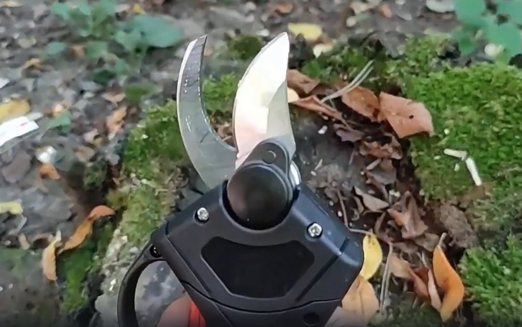  Аккумуляторный секатор