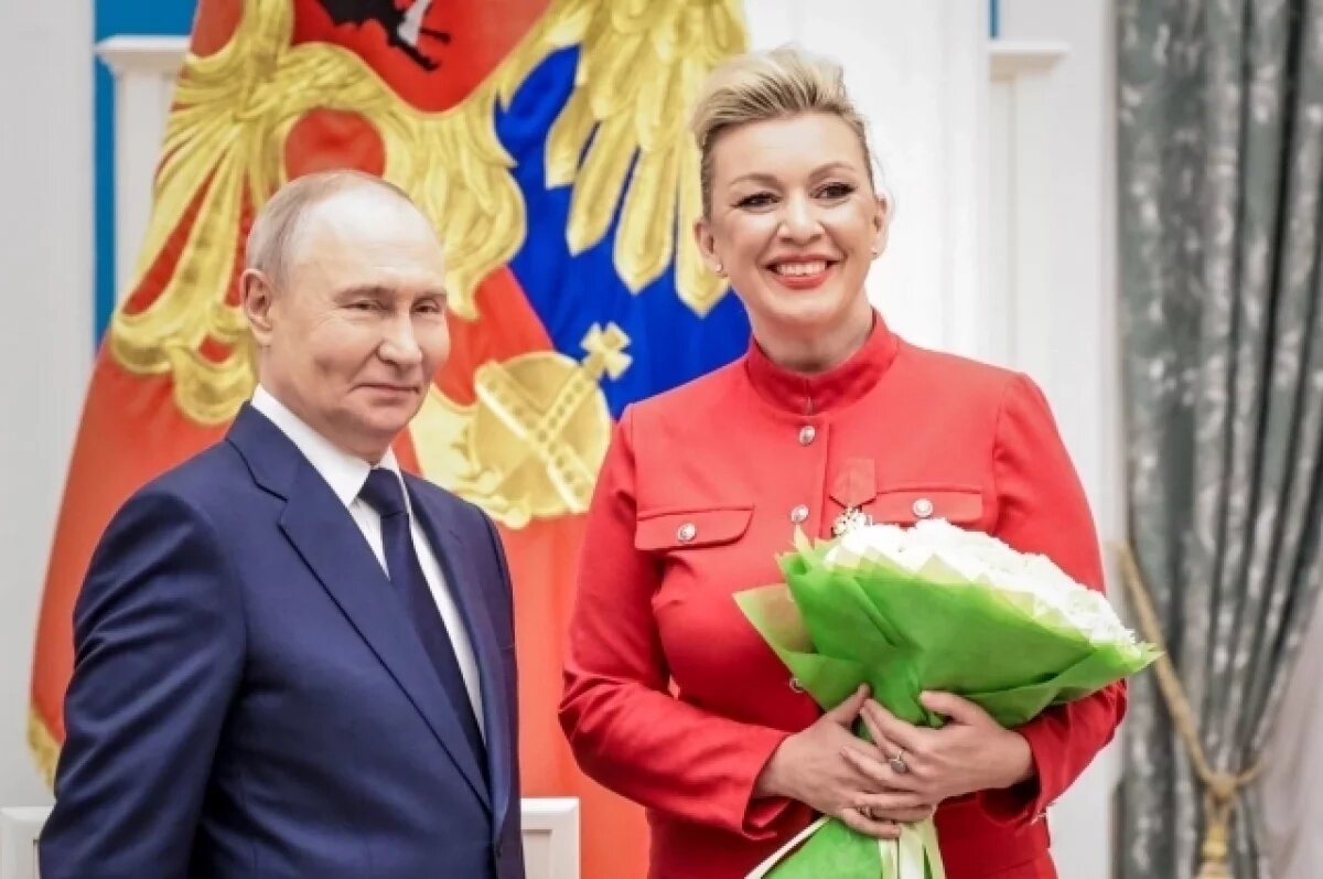    Захарова рассказала о содержимом конверта, который она передала Путину