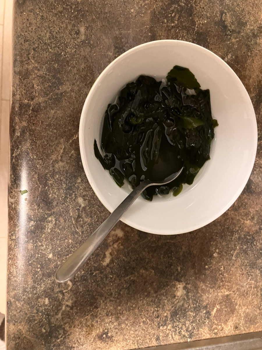 Замачиваем водоросли Вакаме и грибы Муэр в отдельной миске