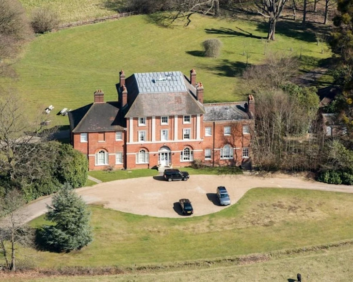 Усадьба Форест Лодж (построенная в 1770-х годах и расширенная в начале XX века) в Виндзорском парке, в которую недавно переехала семья Уэльских. 