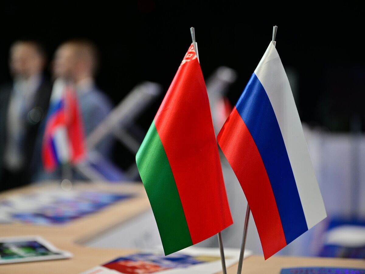    Флажки России и Белоруссии | © Фотохост-агентство РИА Новости