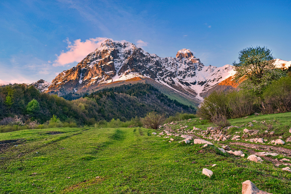 Видна вершина горы Ушба