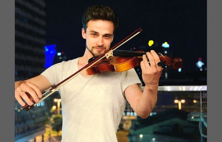 Даниил отлично играет на разных музыкальных инструментах и поет