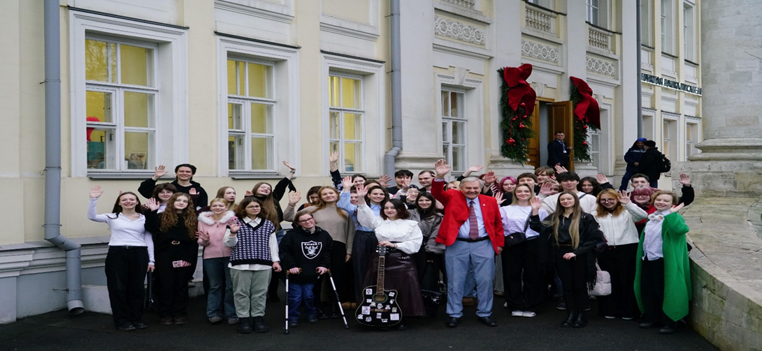 1)Владимир Путин объявил 2026 год Годом единства народов России, а ещё годом образования. Это решение направлено на развитие и повышение качества системы образования в стране. В рамках Года образования планируется сосредоточиться на следующих ключевых направлениях: Модернизация и цифровизация образовательных учреждений, повышение квалификации педагогов, расширение доступа к качественному образованию для всех возрастов, поддержка научно-технологического прогресса и инноваций в учебных программах, развитие системы дополнительного образования и профориентации. Инициатива подчеркивает важность образования как основы для устойчивого развития страны. Узнайте больше на стр....