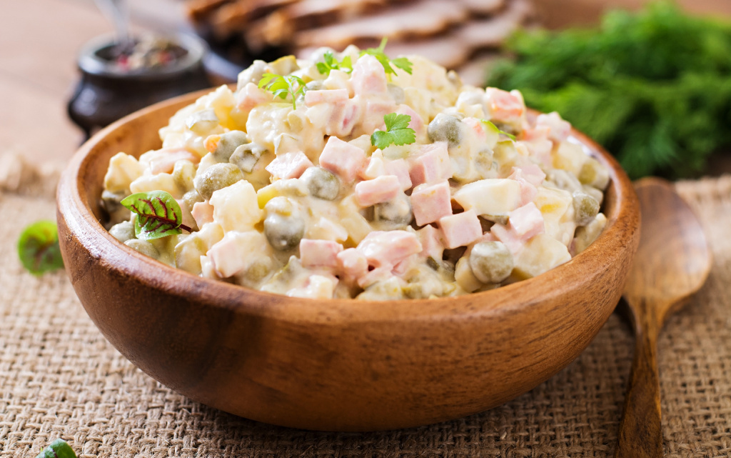  Ну, как без оливье на новогоднем столе. Фото: Freepik