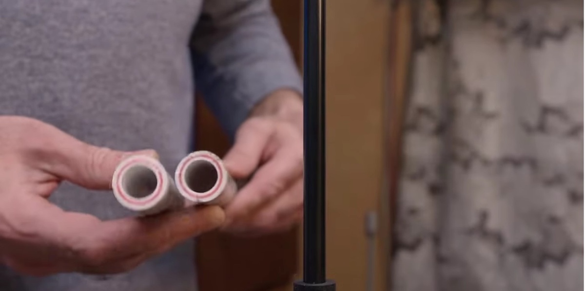 Здесь и далее -  несколько скриншотов из просмотренного видео. Для исключения просадки кресла применяется отрезок пластиковой трубы 