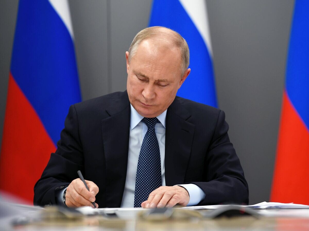    Президент РФ Владимир Путин во время совещания по стратегическому развитию нефтегазохимической отрасли России в режиме видеоконференции | © РИА Новости / Алексей Никольский