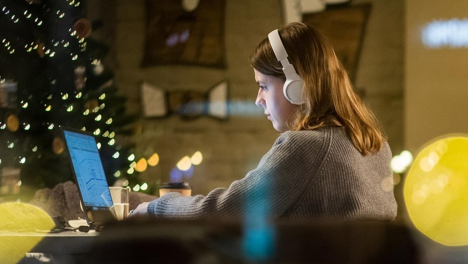    Посетители коворкинга работают за ноутбуками, настольными компьютерами. Автор фото: Тихонов Михаил