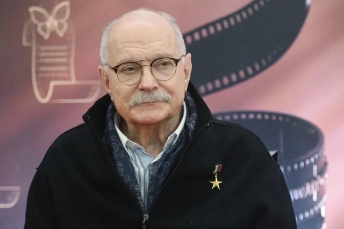    Михалков не стал раскрывать, кто из его друзей пролил на Путина вино