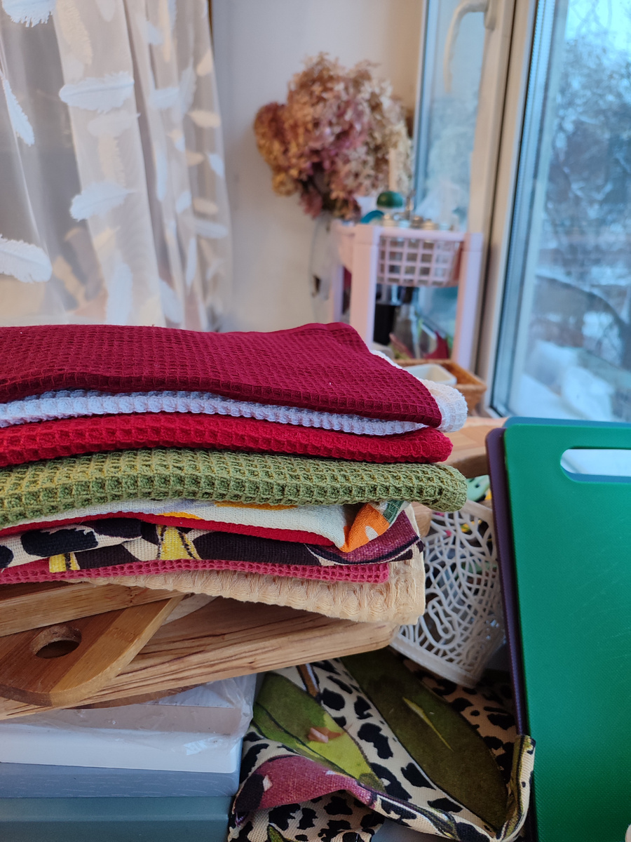 Это мое рабочее место, подоконник, тут больше света. Все, что осталось от него... Все, что было в помощь моей работе - десятки аксессуаров, включая посуду, полотенчики и проч., будет роздано. Потому что в таком количестве мне уже не понадобится. 