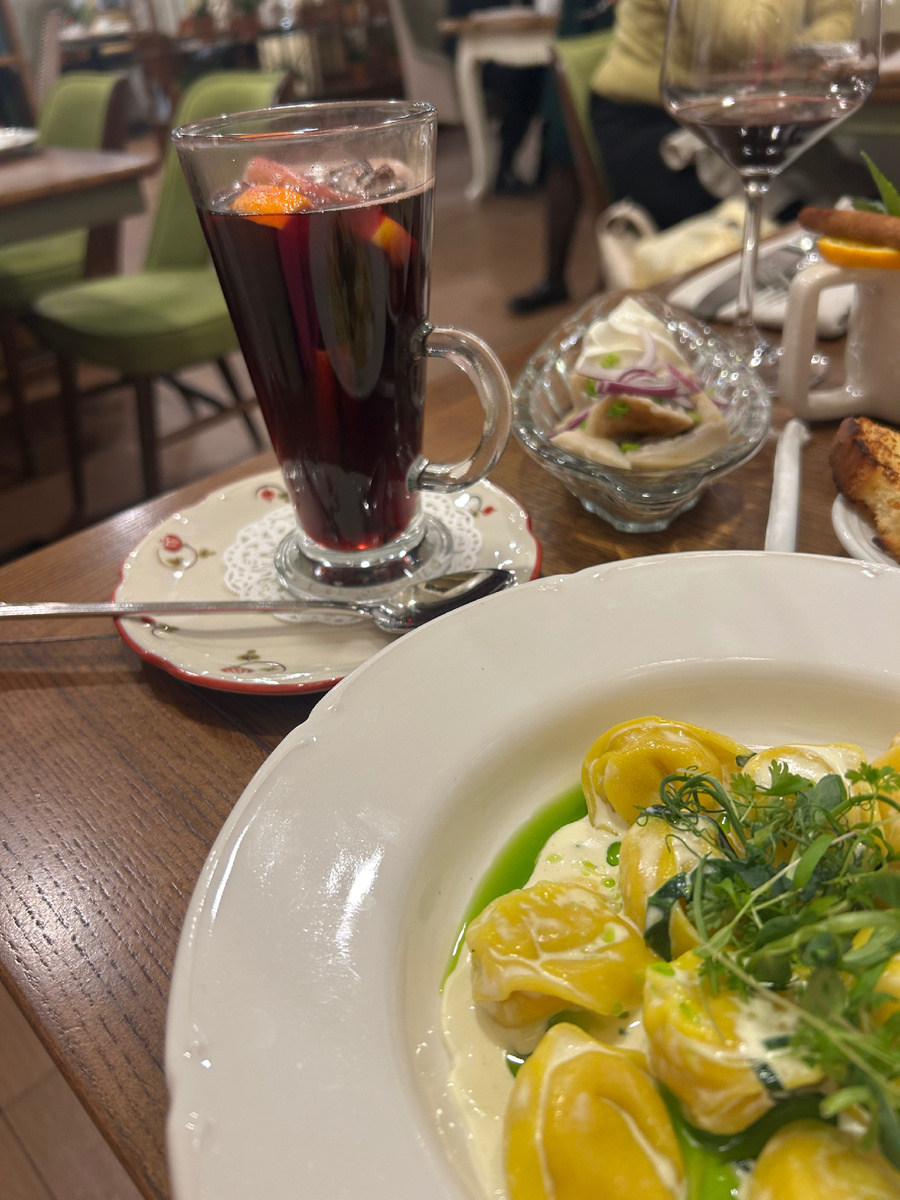 Такое только вкушать, как барыня: пельмени со щукой, грузди! (Фото автора)