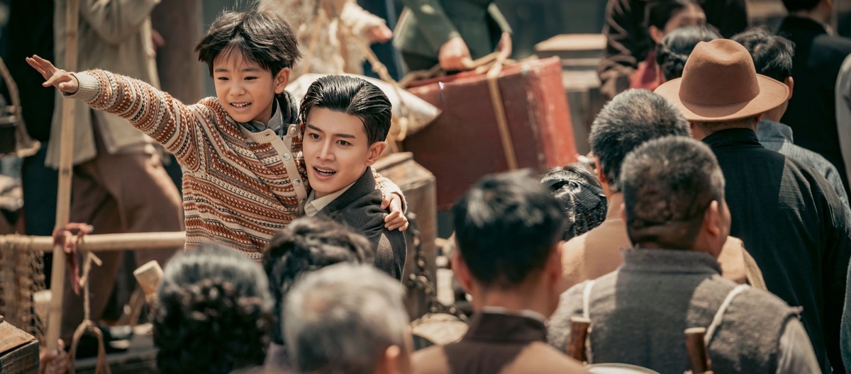 Бегство в Макао, в центре главный герой с сыном. Кадр и дорамы