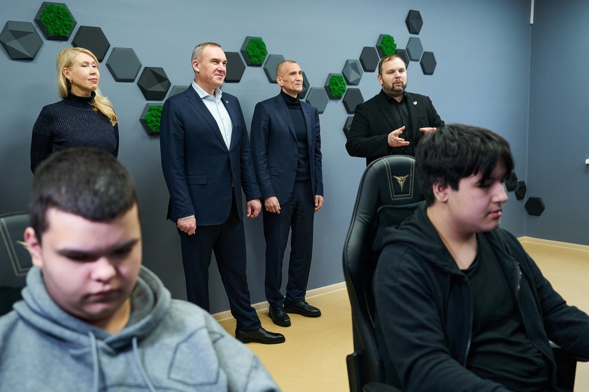    Губернатор ХМАО посетил центр цифровых видов спорта в Белом Яру