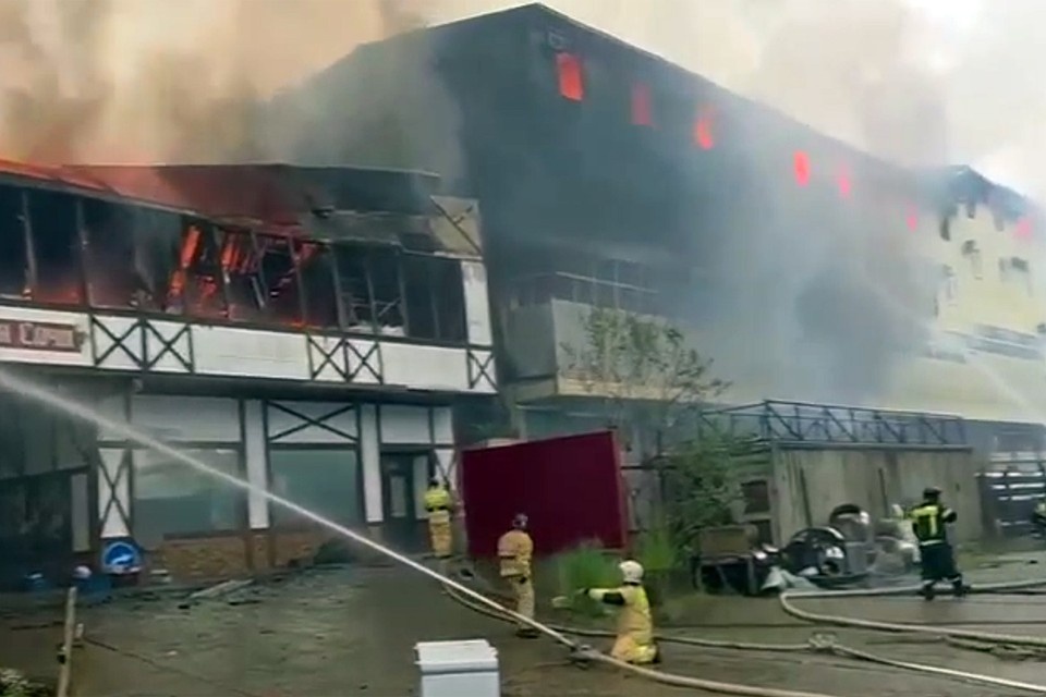    Три человека пострадали при пожаре в автосервисе в Сочи скриншот видео