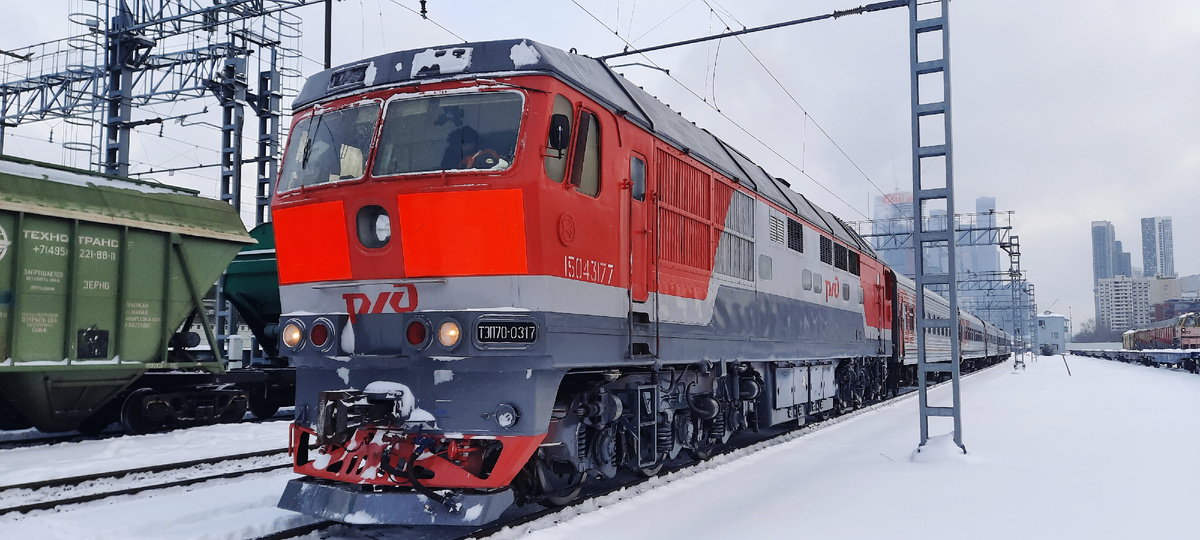 Станция Пресня-Товарная. Тепловоз ТЭП70 №317 под составом поезда Москва -Рыбинск.
