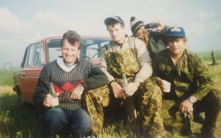 Наша гоп - кампания 90 х. Это не водочка, а появился в Симферополе свой, доморощенный джин - тоник.