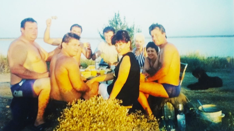 А вот и собаку видно, здесь и кастрюля с прикормкой