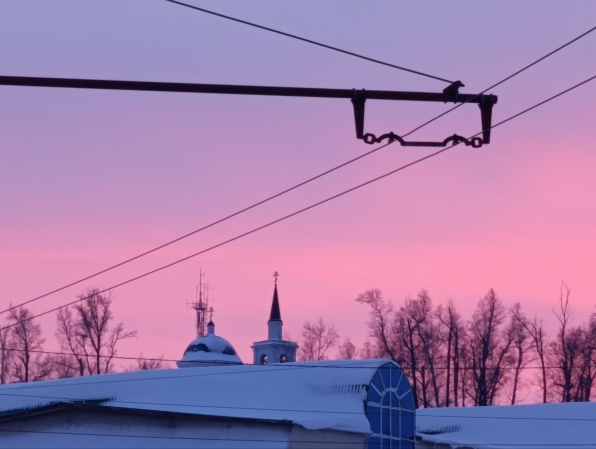 Розовое марево над Нагорным парком, Барнаул. Кстати, когда-то на территории Нагорного парка было кладбище, где хоронили именитых горожан в 18-19 веках. В советское время здесь был разбит парк ВДНХ, а в лихие 90-е парк пришел в запустение. Не так давно парк был восстановлен, а также и некоторые сохранившиеся там могилы. Вот это розовое марево и навеяло мне строки, которые вы прочитаете ниже.