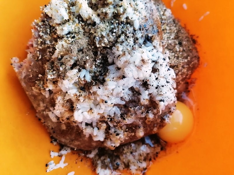 Фарш с рисом приправлен. Фото автора