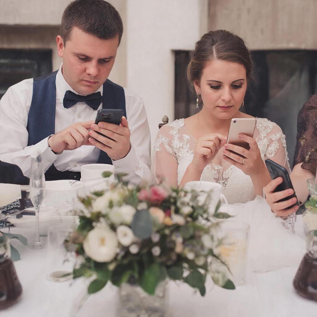 Фоточки выложить в соцсети да в смартфоны пот*пить – вот чего они хотят...